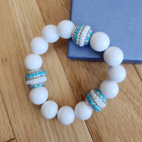 White beaded bracelet - Picture 1 of 3